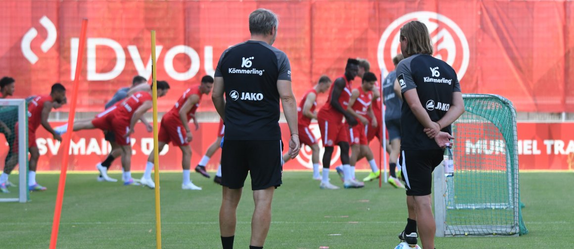 Zum Anschwitzen reichte es schon, auf dem Rasen zu stehen wie Bo Henriksen (r.) und Kotrainer Michael Silberbauer (l.). Die Spieler mussten sich allerdings bewegen.