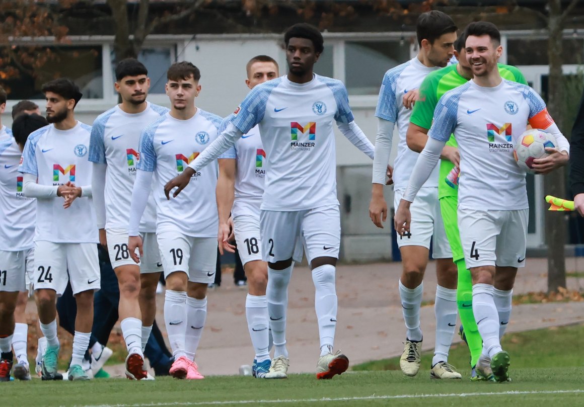 Wenn Lukas Rodwald (r.) demnächst wieder den SV Gonsenheim aufs Feld führt, wird keiner der fünf von links zu sehenden Spieler (Ryoji Matsumura, Bertan Tepedibi, Burak Karakaya, Dorian Cucchiara und Max Klein) mehr zum Team gehören, wohl aber das Trio hinter ihm (v.l. Nokouri Hangatta, Jan Vogel und Paul Simon).