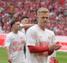 Tränen lügen nicht: Nach dem letzten Spieltag der vorigen Saison zeigte Jonathan Burkardt Emotionen, die nicht zum Einzug in die Conference League passen wollten. Eher zum bevorstehenden Abschied aus Mainz.