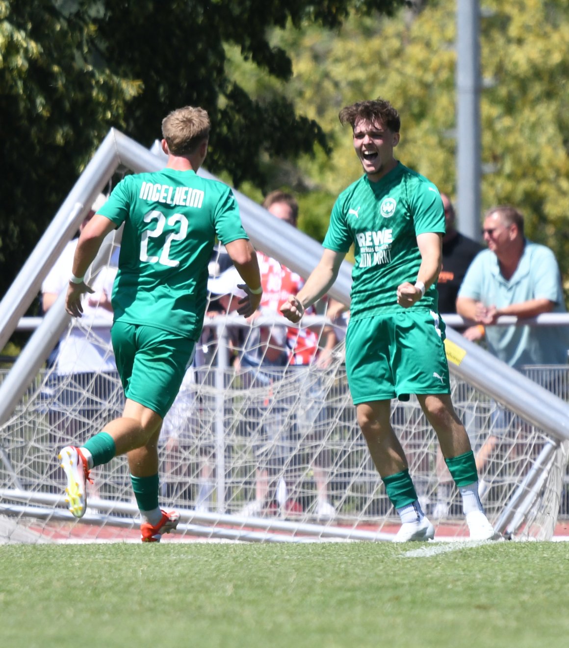 Nicht nur, aber speziell für Torschütze Leon Reitemeyer (r.) wurde das Vorbereitungsspiel mit der SpVgg Ingelheim gegen den FSV Mainz 05 zu einem großen Fest. 