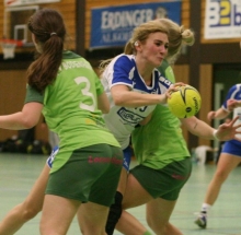 Leonie Becker versucht, sich zwischen den Bodenheimerinnen Svenja Daum (l.) und Jasmin Weber durchzuarbeiten. Der Tabellenführer tat sich schwerer als erwartet, sein Spiel aufzuziehen. 