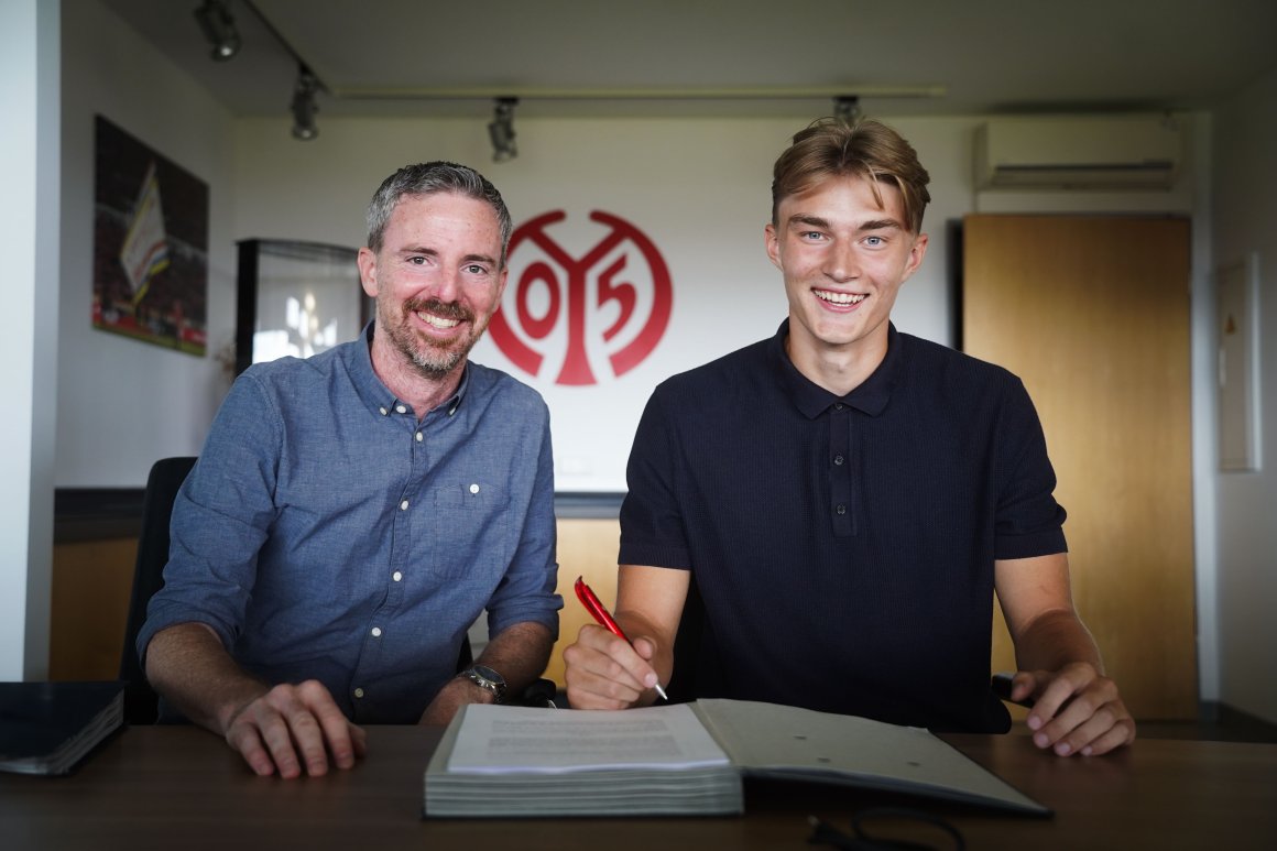 Freuen sich über die Verlängerung: Meikel Schönweitz und Kacper Potulski.