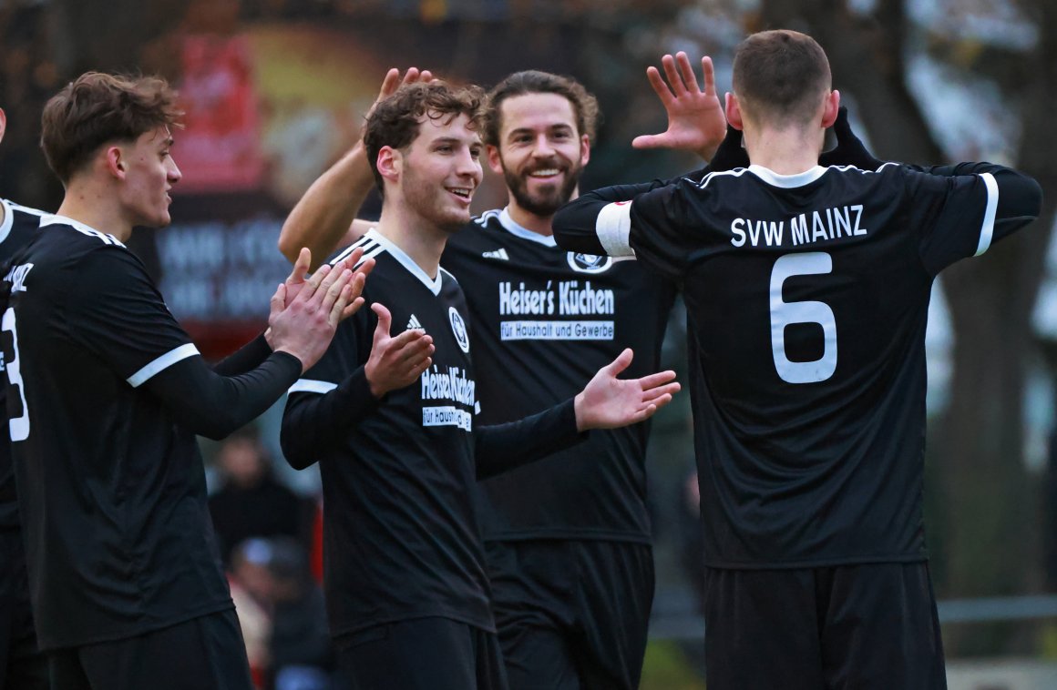Die Jubeltraube nach einem Tor könnte sich bei der SVW auch in der kommenden Saison so zusammensetzen. Paul Nauth, Justin Hayn, Patrick Wagner und Kapitän Dominik Higi (l.) blieben wie alle bis auf drei Stammspieler den Weisenauern treu.