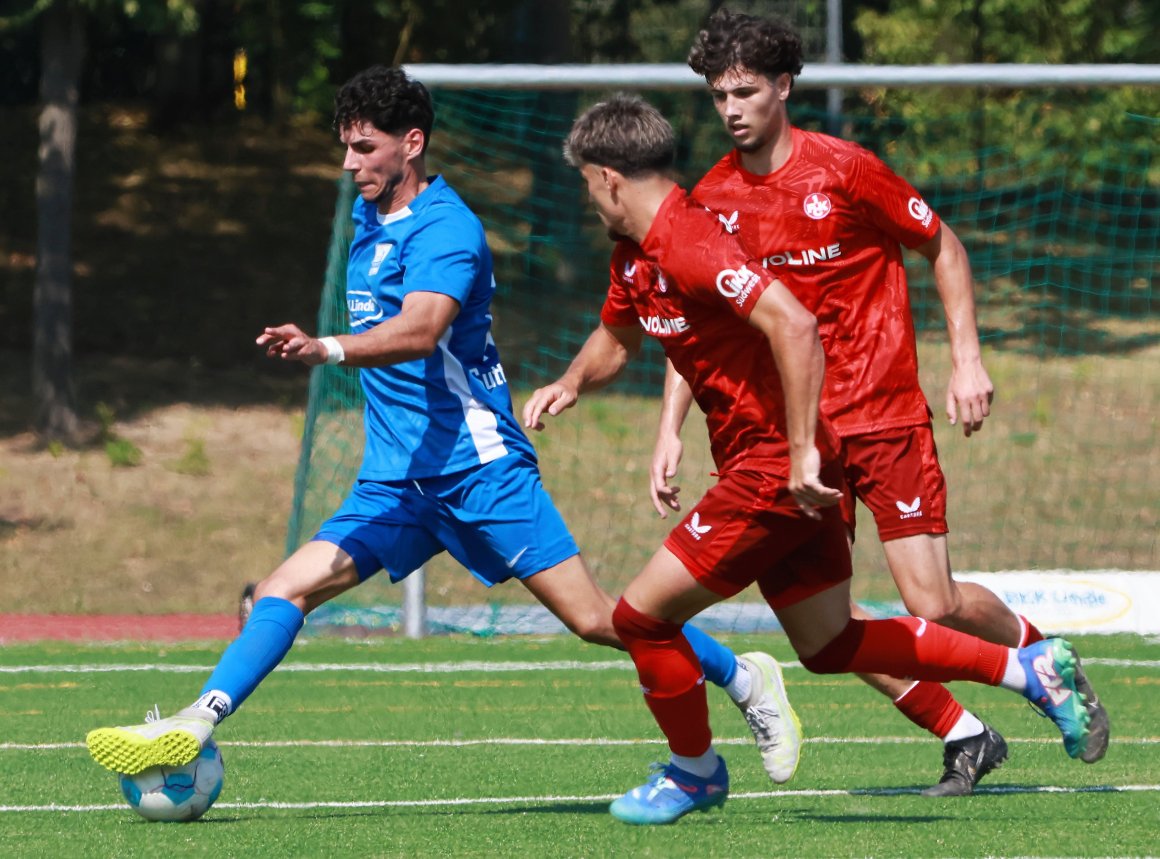 Etienne Portmann (l., hier im Oberligaspiel gegen die FCK-Zweite) musste im Finale des Rhein-Nahe-Ligaturniers nach einem Zusammenprall mit dem Torwart der Pfälzer verletzt vom Feld.