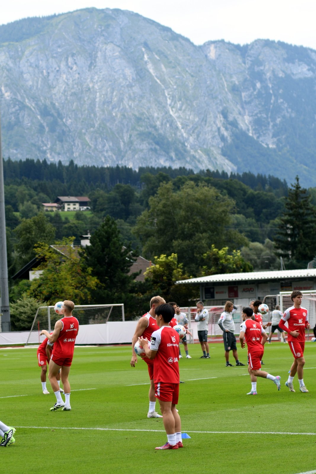 Am Fuße der Berge trainierten die Mainzer am Mittwoch noch im Trockenen. Zu Regnen begann es erst später.