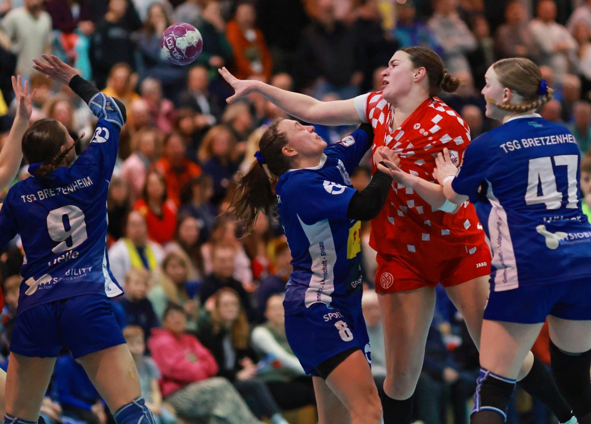 Melanie Grawe (rotes Trikot) und Handball-Zweitligist FSV Mainz 05 entgeht in der neuen Saison das Derby mit der TSG 1846 Bretzenheim. Dafür darf das Drittligateam der 05erinnen sich wieder mit den Bretzenheimerinnen messen.