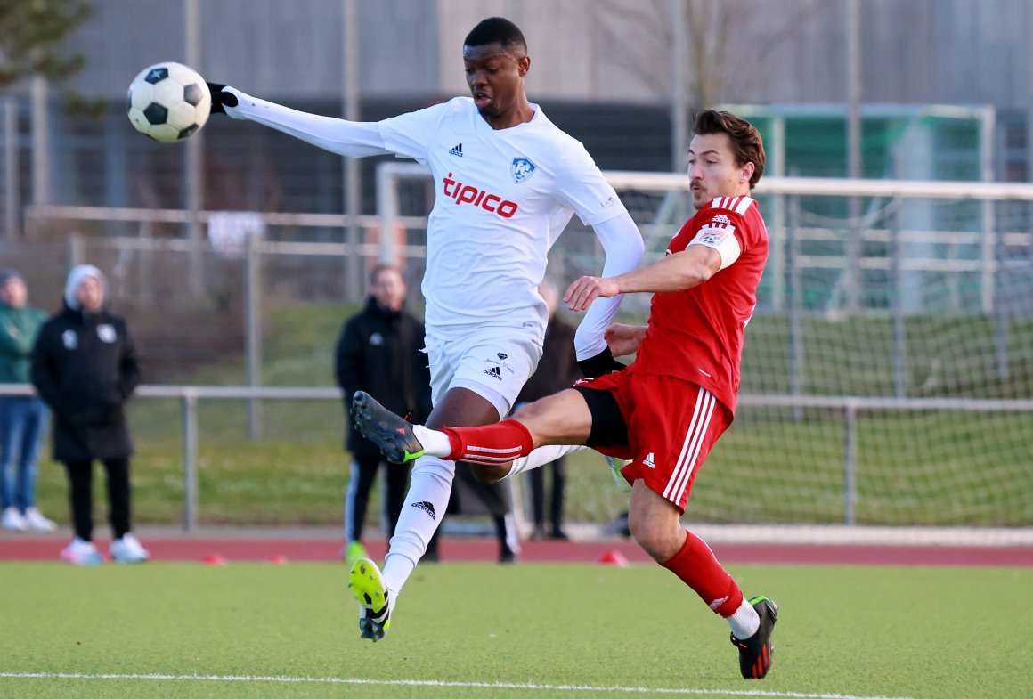 Wilson Nzientebong (l.) ist einer der wenigen Spieler, die Fortuna Mombach nach dem Abstieg aus der Landesliga nicht verlassen haben.