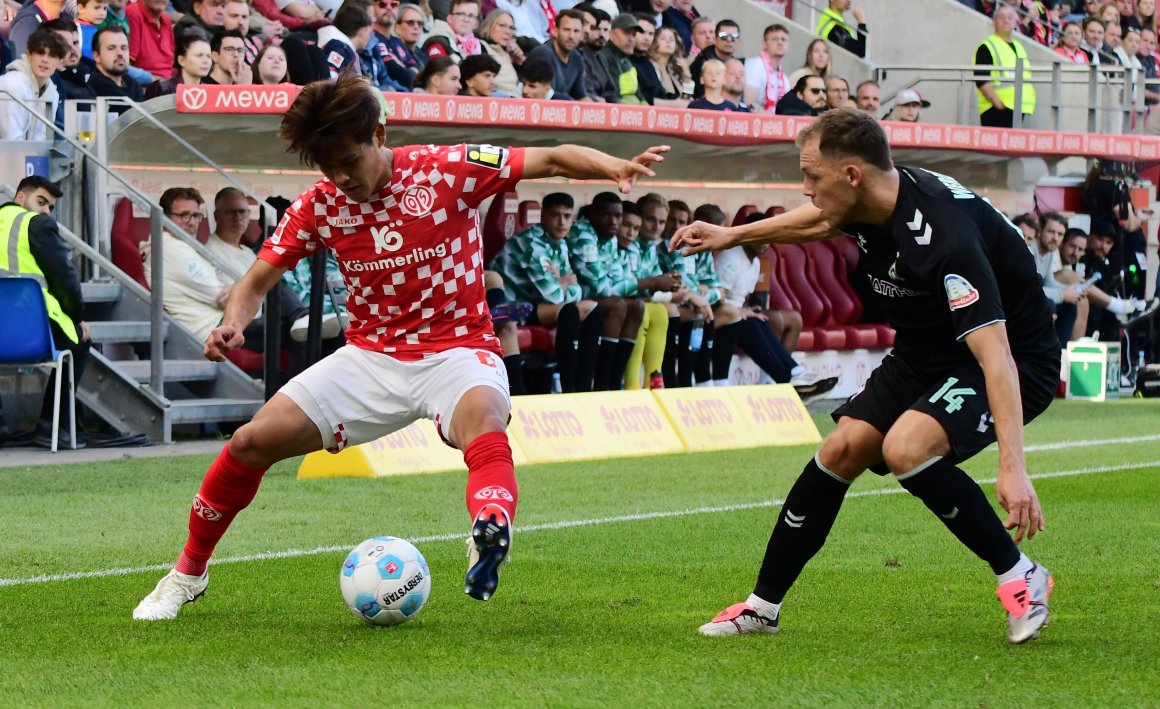 Wird in dieser Saison nicht das 05-Trikot tragen: Hyun-seok Hong (l.).