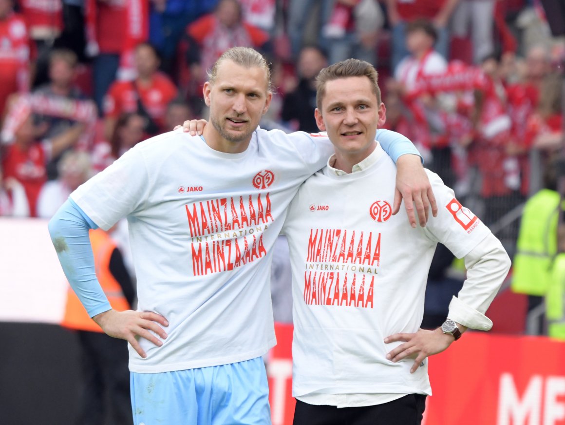 Seinen ersten Erfolg als Mainzaaaaa Sportdirektor feierte Niko Bungert (r., mit Robin Zentner) im Mai mit dem Einzug in die Conference League.