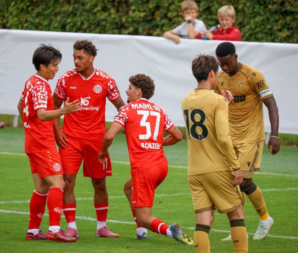 Sato Kawasaki, Armindo Sieb und Ben Bobzien freuen sich über Bobziens 3:1.