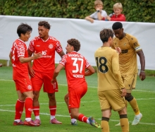 Sato Kawasaki, Armindo Sieb und Ben Bobzien freuen sich über Bobziens 3:1.