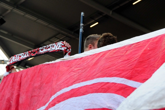Schlechte Sicht: Die "Ultras" versteckten Niko Bungert hinter einem Banner.