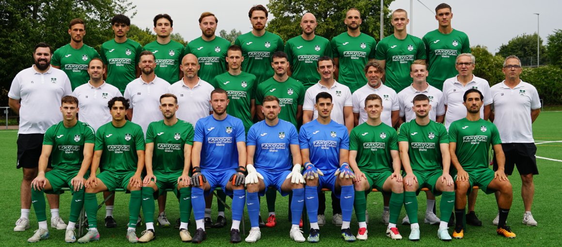 Der Kader der TuS Marienborn, hinten von links: Jonas Hofmann, Anas Zeghli, Ilhan Fakovic, Nermin Fakovic, Moritz Breier, Marc Beck, Mateo Trapp, Tarek Schwiderski, Alexander Markiefka. Mitte v.l.: Freddy Schulz (Teammanager), Timm Belz, Markus Wendel (beide Kotrainer), Tobias Mohr (Torwarttrainer), Moritz Freisler, Michael Kohns, Jens Strußenberg (Kotrainer), Kayhan Cakici (Trainer), Lasse May (Kotrainer), Dietmar Hofmann (Vorsitzender), Guido Ritz (Sportlicher Leiter). Vorne v.l.: Luka Baljak, Issa Beydoun, Dennis Ritz, Daniel Günther, Patrick Stofleth, Felix Schwab, Julian Hornetz, Antonio Serratore.