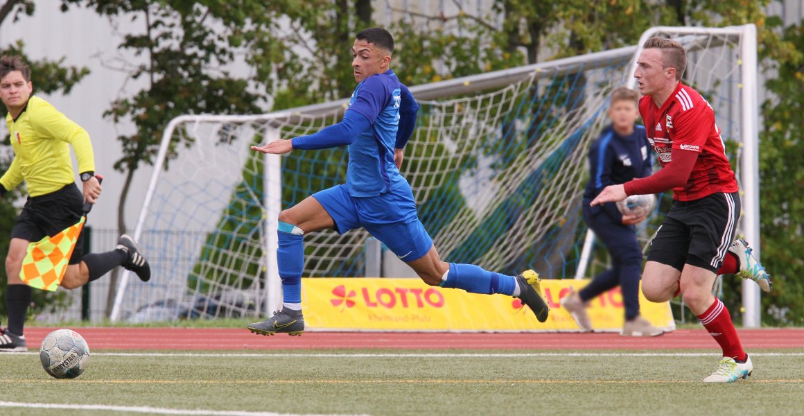 So rannte Dennis de Sousa Oelsner 2019/20 im Schott-Trikot die Linie entlang...