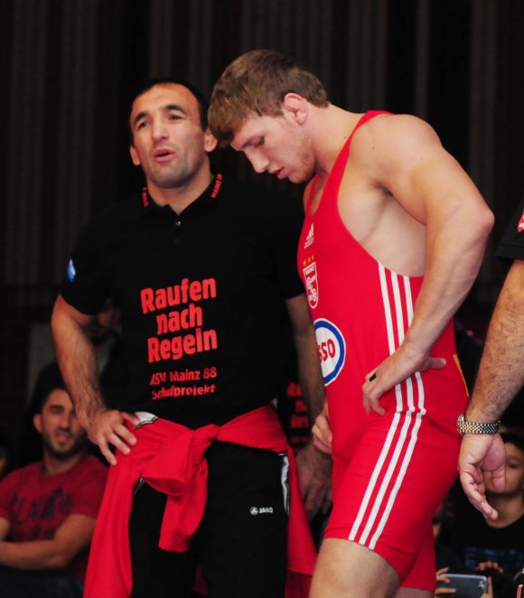 Davyd Bichinashvili (l., mit dem armenischen Weltmeister Artur Aleksanyan) folgte Baris Bagan als Cheftrainer der 88er nach - und wirbt ebenso für das Schulprojekt „Raufen nach Regeln“.