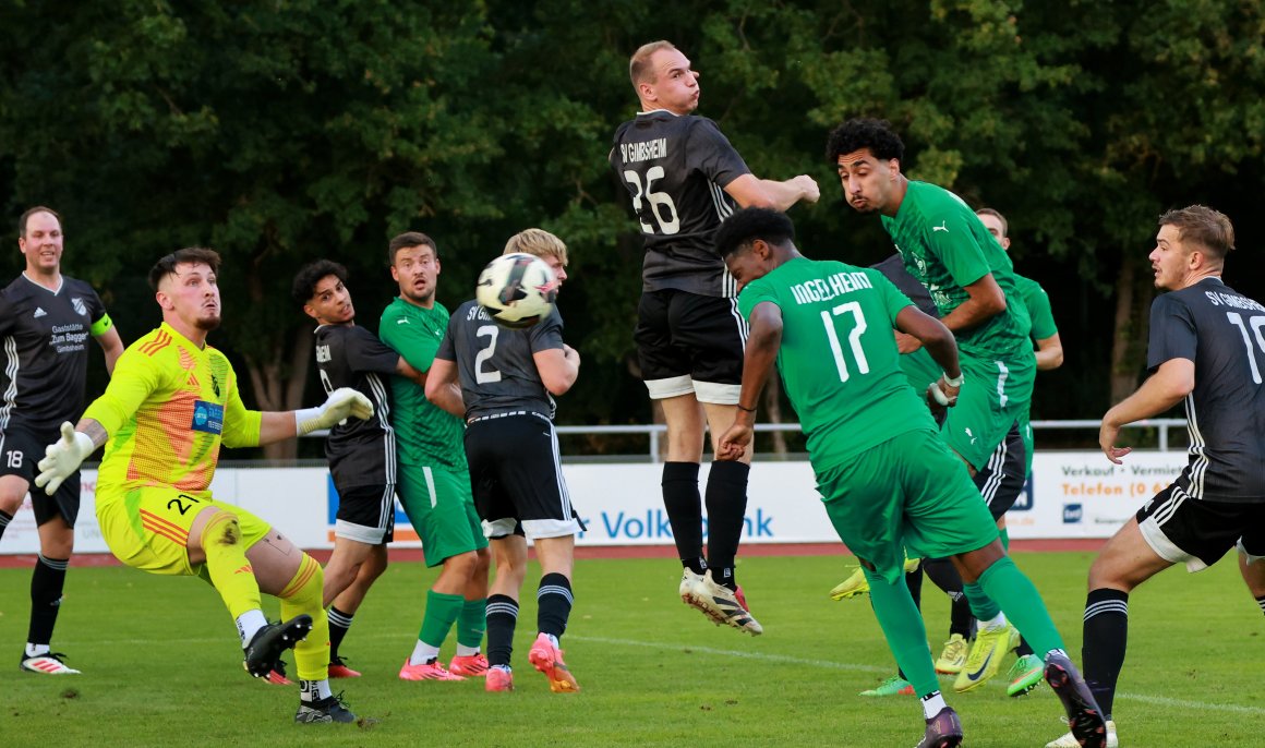 Linksverteidiger Noah Mukanya (vorne) eröffnete mit seinem Anschlusstreffer zum 1:2 die Aufholjagd der SpVgg, die fast noch den Auftaktsieg gegen den SV Gimbsheim gebracht hätte.