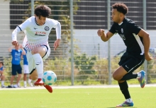 Seiya Nagao (l.) half mit zwei Treffern entscheidend mit, den FC Basara im Verbandsligaderby schon in der ersten Halbzeit entscheidend in Front zu bringen. VfB-Verteidiger Elias Heine kommt hier zu spät.