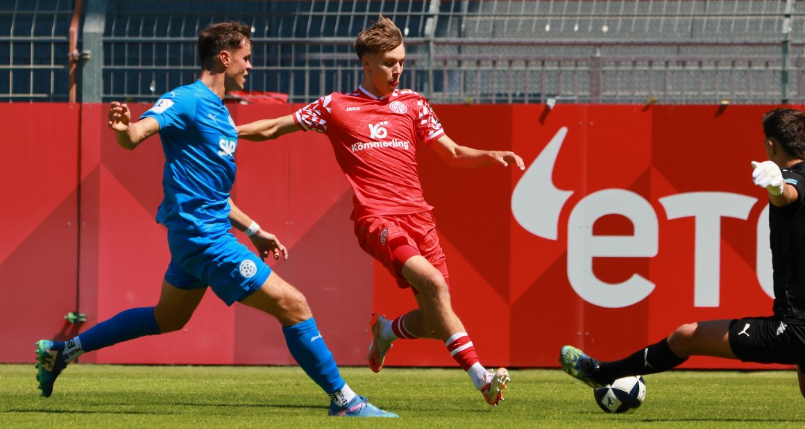 Tim Müller legte sich den Ball bei der ersten guten Chance der U23 in der Partie etwas zu weit vor, so dass FC-Torhüter Mario Schragl den Abschluss verhindern konnte.