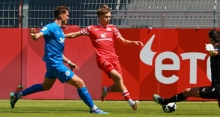 Tim Müller legte sich den Ball bei der ersten guten Chance der U23 in der Partie etwas zu weit vor, so dass FC-Torhüter Mario Schragl den Abschluss verhindern konnte.