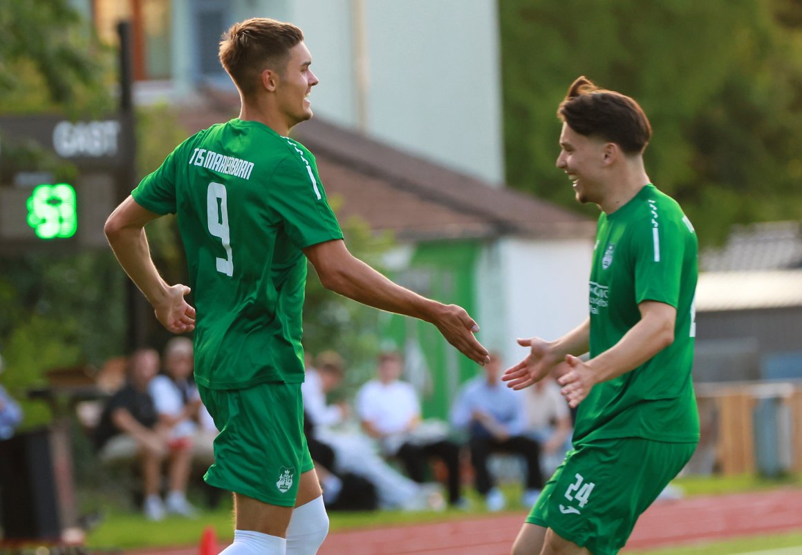 Alexander Markiefka (l.) hat soeben das 1:0 erzielt. Ilhan Fakovic gratuliert.