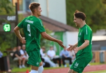 Alexander Markiefka (l.) hat soeben das 1:0 erzielt. Ilhan Fakovic gratuliert.