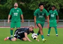 Wieder war es eng zwischen der SpVgg Ingelheim (grüne Trikos v.l.: Francesco Teodonno, Arian Mansouri, Noah Mukanya) und dem SV Gimbsheim (Artur Schreider), doch die Gesichtszüge der Gastgeber dürften nach dem Pokalvergleich ähnlich ausgesehen haben wie auf dem Foto von der Punktspielbegegnung vom Freitag.