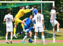 Da ist es passiert: Karim El Abed köpft eine Freistoßhereingabe im Füfnmeterraum zur Bahlinger Führung ein. Torwart Robin Balters kommt nicht an den Ball.