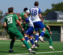Gleich macht's dong: Myungjin Song (verdeckt) erzielt per (Hinter-)Kopf das 1:0.