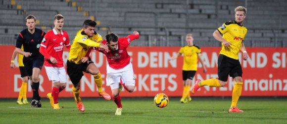 Wie in der Hinrunde steht die Mainzer U23 (Mitte: Marc Wachs, links Benjamin Saller) auch in der Rückrunde nach zwei Spieltagen mit einem Punkt da. Am Samstag soll die Ausbeute anwachsen.
