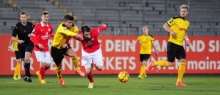 Wie in der Hinrunde steht die Mainzer U23 (Mitte: Marc Wachs, links Benjamin Saller) auch in der Rückrunde nach zwei Spieltagen mit einem Punkt da. Am Samstag soll die Ausbeute anwachsen.