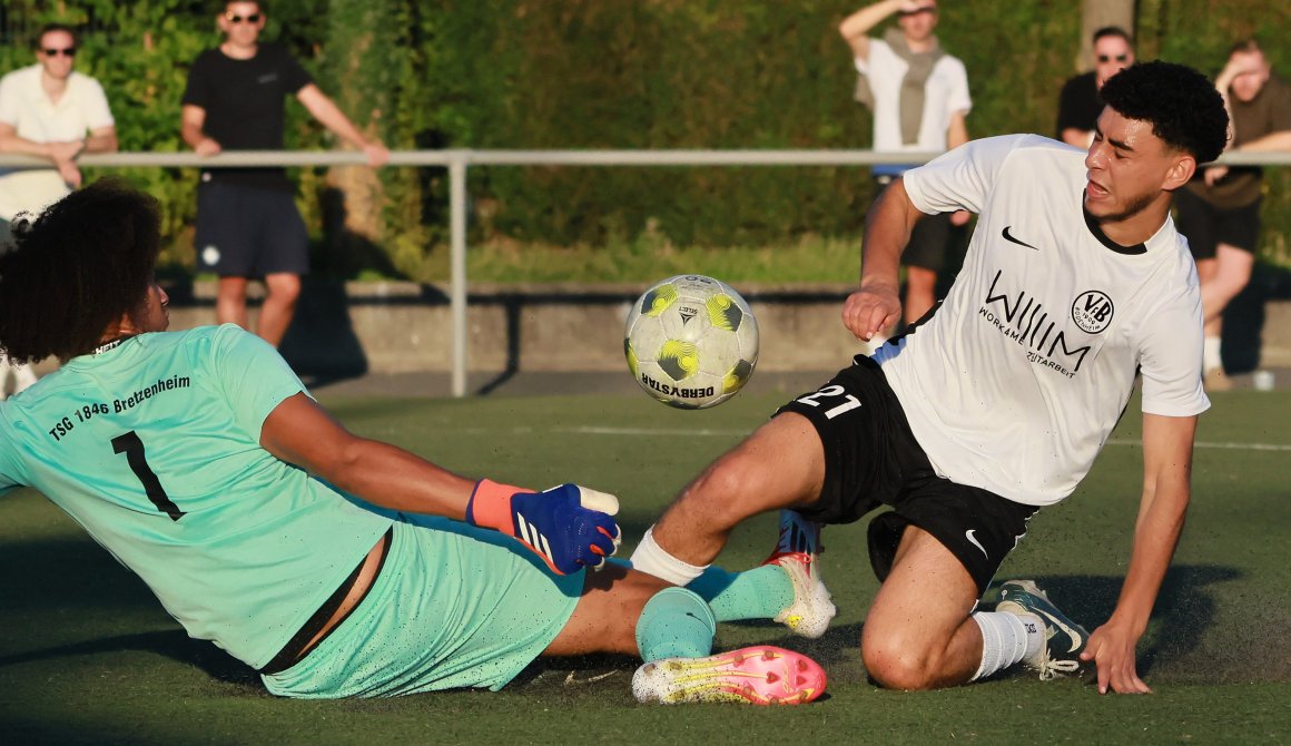 Aschref Ben Hazaz rauscht mit TSG-Torwart Valentin van der Velden zusammen, der Keeper kann klären.  