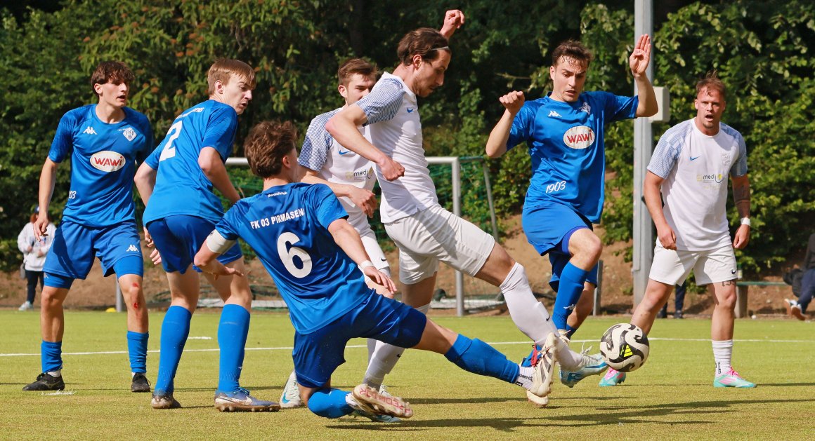 Zur verpassten Chance, einen direkten Abstiegskonkurrenten zu distanzieren wurde am drittletzten Spieltag der vergangenen Runde für Marco Rothenburger (MItte) und sein Team das 2:2 gegen den FK Pirmasens II. Noch nie gelang der TSG 46 ein Heimsieg gegen die Reserve des Oberligisten.
