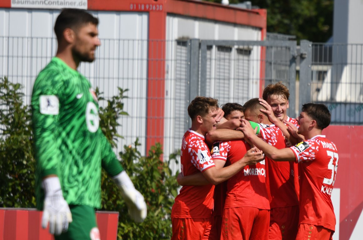 Gewohntes Bild am Bruchweg beim Gastspiel des OFC: Die U23 der 05er bejubelt Tore, die Offenbacher (l. Torwart Johannes Brinkies) schauen bedröppelt drein.