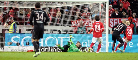 Das ist der FC Bayern: in der 90. Minute erzielte Arjen Robben gegen leidenschaftliche 05er den 2:1-Siegtreffer.