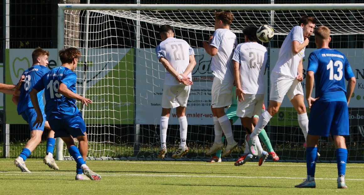 Der Freistoß zum 1:4 durch Till Decker (li., Nr. 19) war ein gar nicht mal perfekt getretener Standard, doch Lukas Fischer und Tamim Noory öffnen durch Wegdrehen die Passage. 