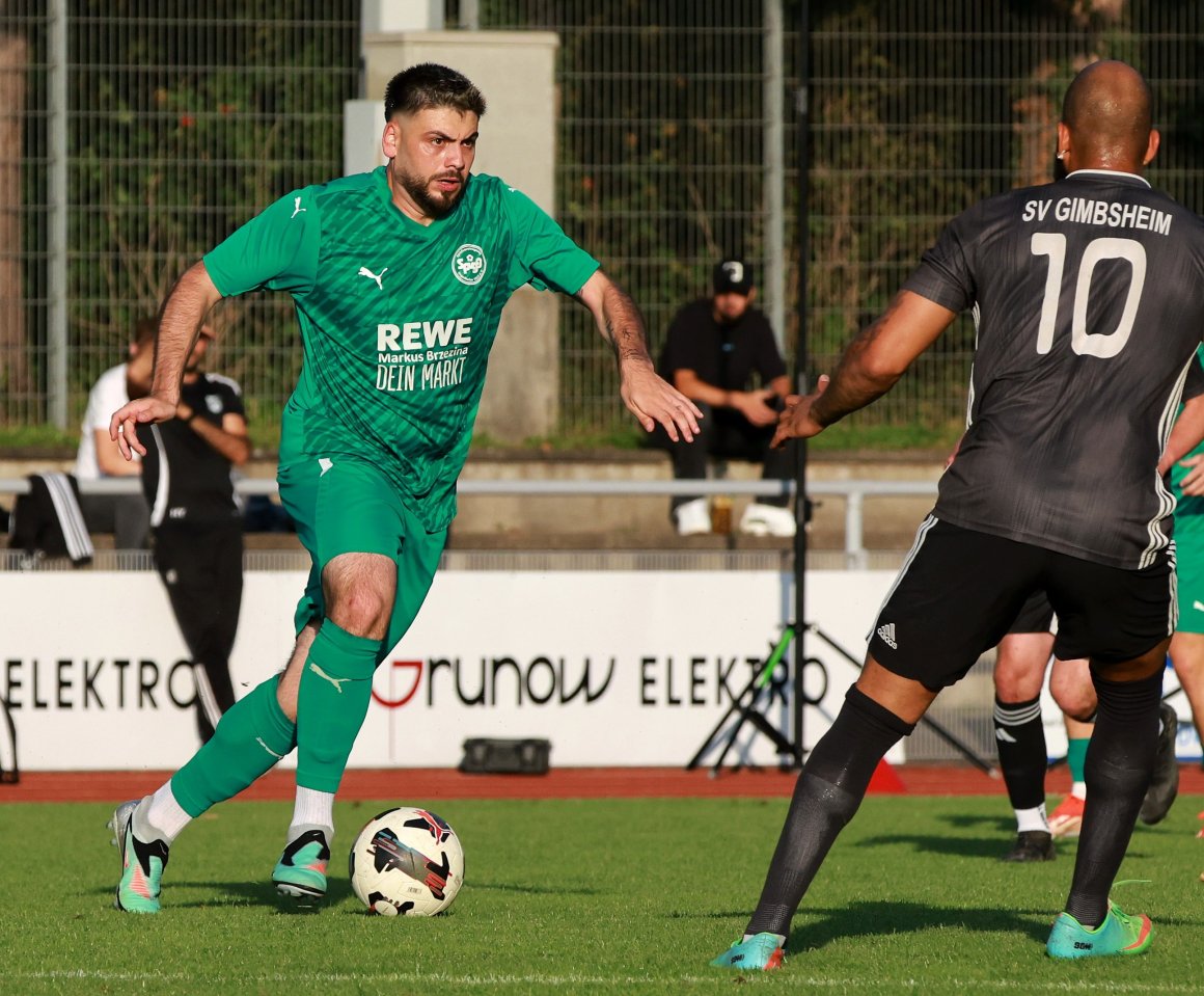 Mit einem Kopfballtreffer rettete Francesco Teodonno der SpVgg Ingelheim spät einen Punkt gegen den VfR Grünstadt.