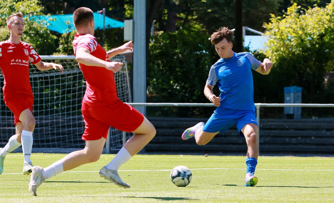 Moritz Sonnenschein bringt die 46er mit diesem Schuss in Führung...