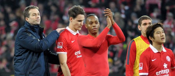 Es wird wohl eine Weile dauern, bis die 05er (von links: Trainer Kasper Hjulmand, Philipp Wollscheid, Junior Diaz, Damian Roßbach und Joo-Ho Park) über die Leistung gegen den FC Bayern freuen können. Nach dem Abpfiff am Freitagabend war die Enttäuschung riesengroß.