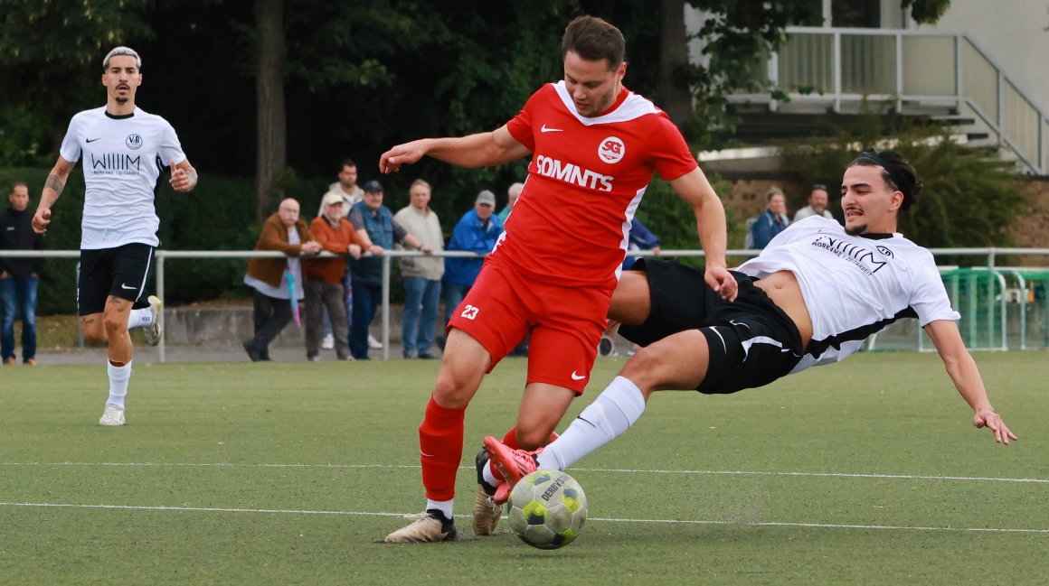 Aimen Abdelaali stieg etwas später in die Saison ein, stand nach mehreren Kurzeinsätzen erstmals in der Anfangself und bereitet hier den 1:1-Ausgleich vor.