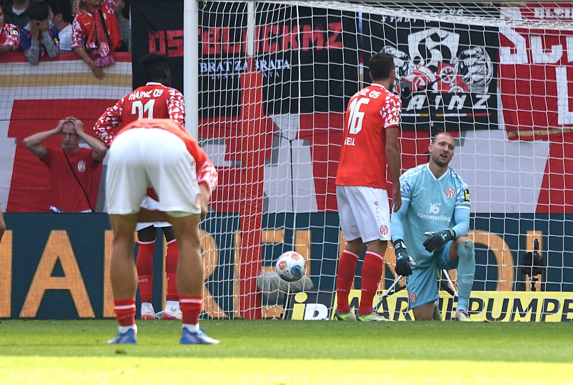 90. Minute, der Ball liegt im Mainzer Tor, Robin Zentner war machtlos.