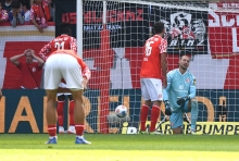 90. Minute, der Ball liegt im Mainzer Tor, Robin Zentner war machtlos.