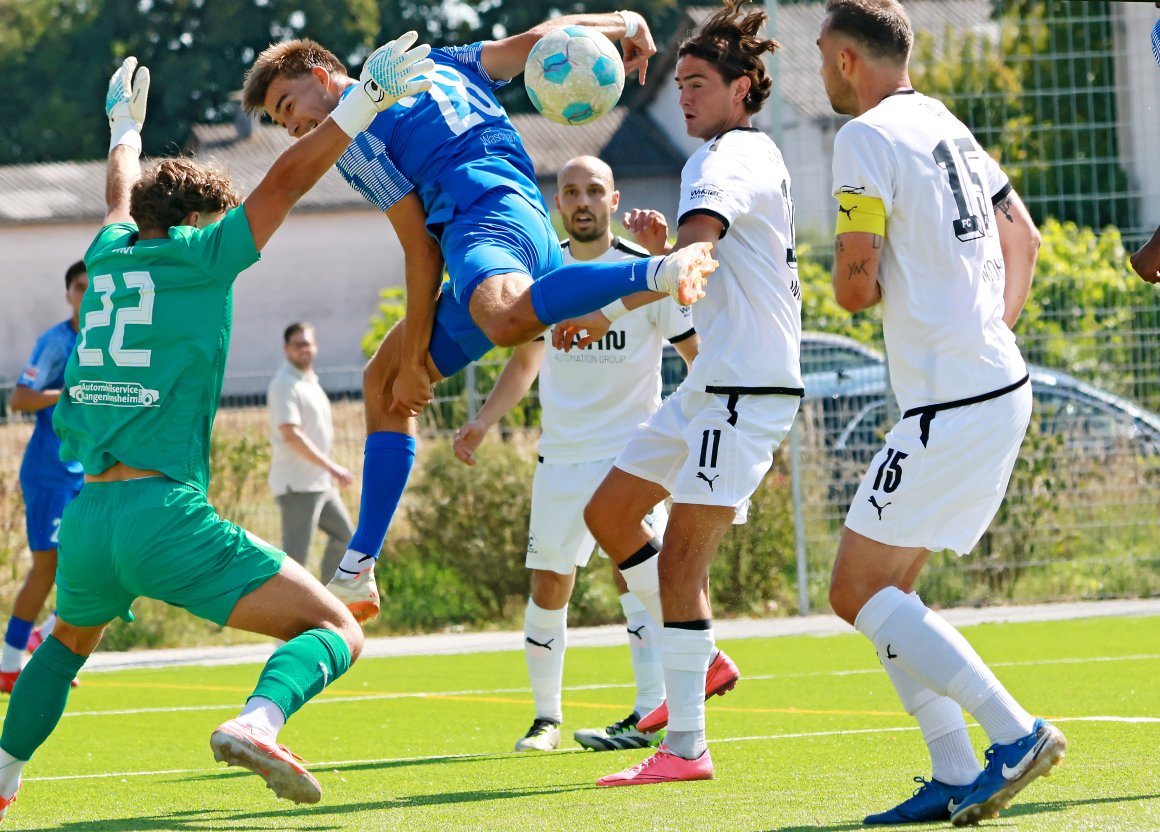 Noah Dietze versucht alles, um den hoch durch den Strafraum fliegenden Ball zu erwischen, kommt hier allerdings etwas zu spät.