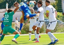 Noah Dietze versucht alles, um den hoch durch den Strafraum fliegenden Ball zu erwischen, kommt hier allerdings etwas zu spät.