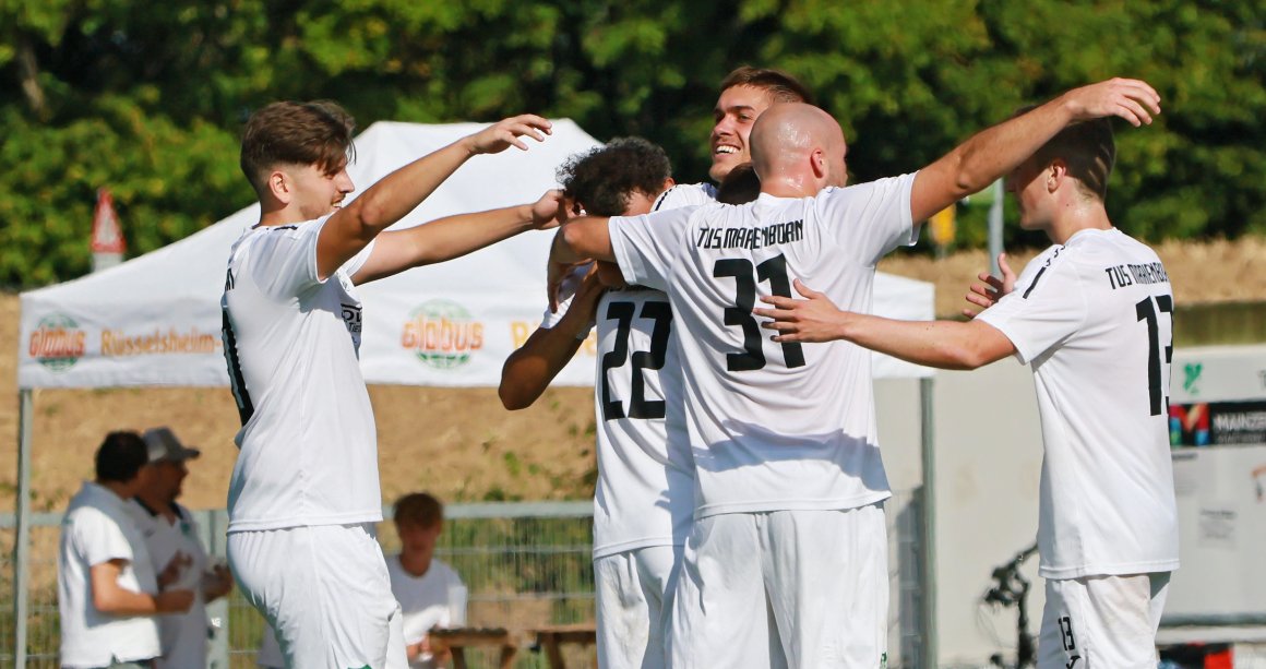 Grund zum Jubeln hatte die TuS Marienborn in dieser Saison noch nicht allzu häufig. Gegen Jahn Zeiskam freuten sich (v.l.) Meikel Melament, Dennis Ritz, Torschütze Alexander Markiefka, Marc Beck und Felix Schwab über das 2:1.