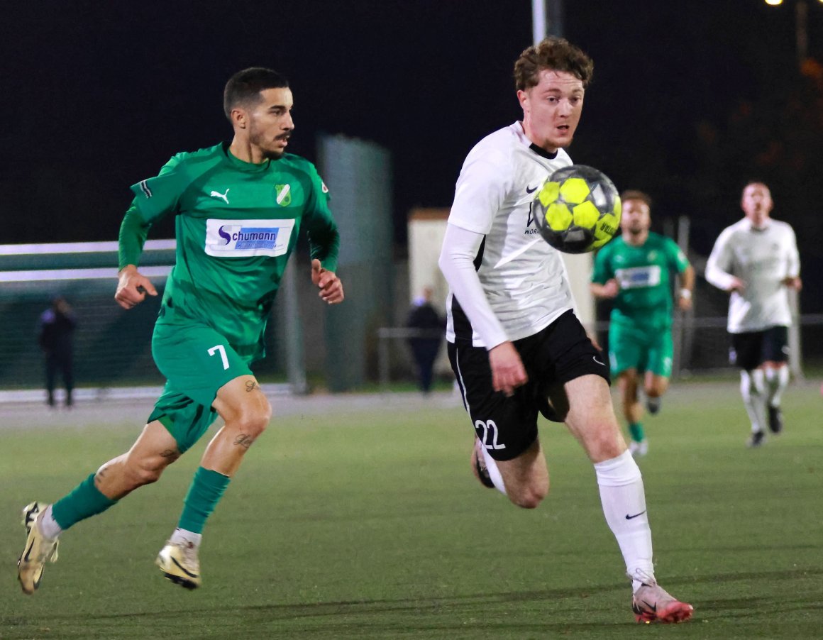 Die Partien gegen Alemannia Waldalgesheim liefen für den VfB Bodenheim (r. Nico Dorn) in der vergangenen Runde nicht gut, Pedro Teixeira Agrela (l.) wird diesmal allerdings mit dem Bodeheimer Shirt auflaufen, wenn sich beide Teams am Freitagabend wiedersehen.