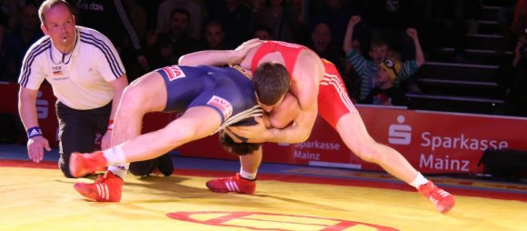  Balint Korpasi (r.) hielt sich mit Petru Sevciuc nicht lange auf. Der Mainzer legte den Schifferstädter nach 75 Sekunden auf die Schultern.