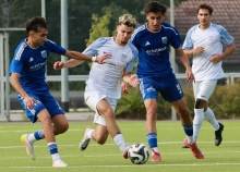 Brian Balik wird vom Siegtorschützen der Mechtersheimer, Can Güney (l.), und Berkan Celebi in die Mangel genommen.