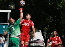 In Schifferstadt taten sich die Weisenauer schwer, gute Chancen wie hier für Tim Gabel zu erarbeiten, einen Ball in die Tiefe wusste Mao Koyama (r.) allerdings zu verwerten.   