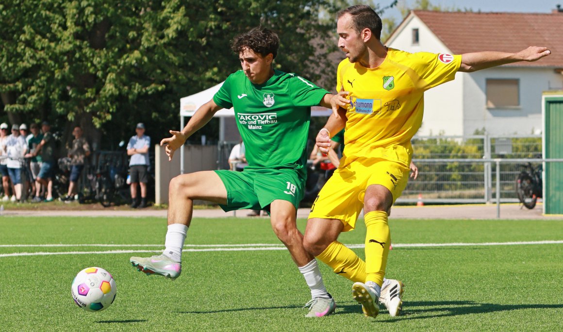 Issa Beydoun (l.) rettete der TuS in der Nachspielzeit einen Punkt.
