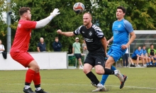 Der Budenheimer Torwart Jonas Lehr fängt den Ball sicher...